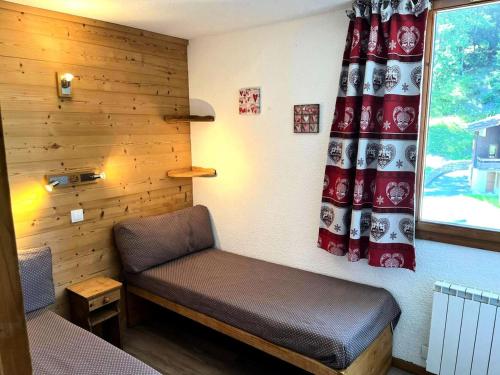 Cette petite chambre dispose d'un banc et d'une fenêtre. dans l'établissement Résidence Souche - La Souche 9 - Grand 2 pièces, proche de la rue piétonne MAE-4844, à Valmorel