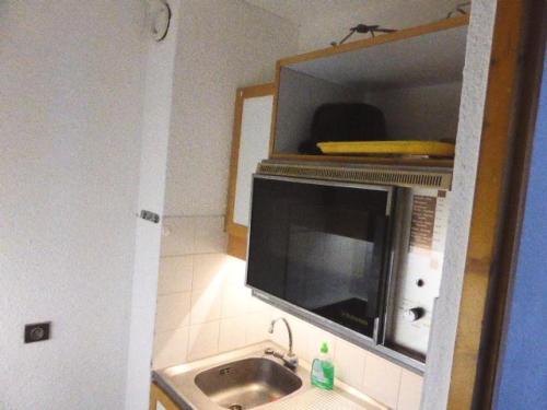 une cuisine avec un évier et un micro-ondes dans l'établissement Résidence Souche - La Souche 9 - Grand 2 pièces, proche de la rue piétonne MAE-4844, à Valmorel