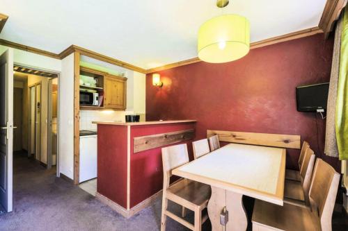 une cuisine et une salle à manger avec une table et des chaises dans l'établissement Quartier La Forêt - maeva Home - Appartement 2 pièces 6 personnes - Sélection MAE-5444, à Valmorel