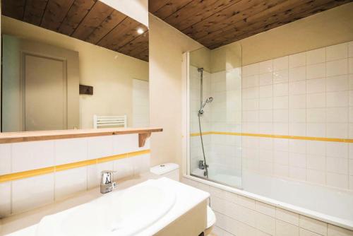 a bathroom with a toilet and a sink and a shower at Quartier La Forêt - maeva Home - Appartement 2 pièces 6 personnes - Sélec 444 in Valmorel