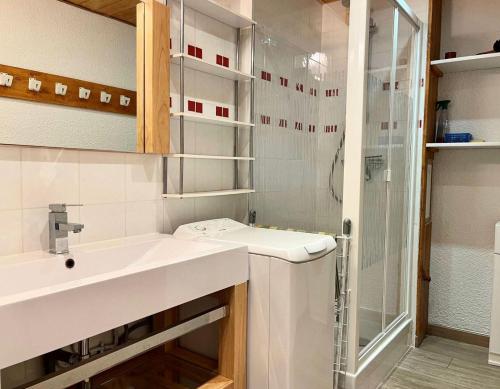 une salle de bain blanche avec un lavabo et une douche dans l'établissement Résidence Lauzes - Les Lauzes 12 - Beau 2 pièces au pied des pistes, classé 3 étoiles MAE-4874, à Valmorel