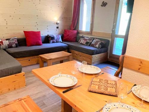 un salon avec une table et une salle à manger dans l'établissement Résidence Lauzes - Les Lauzes 12 - Beau 2 pièces au pied des pistes, classé 3 étoiles MAE-4874, à Valmorel