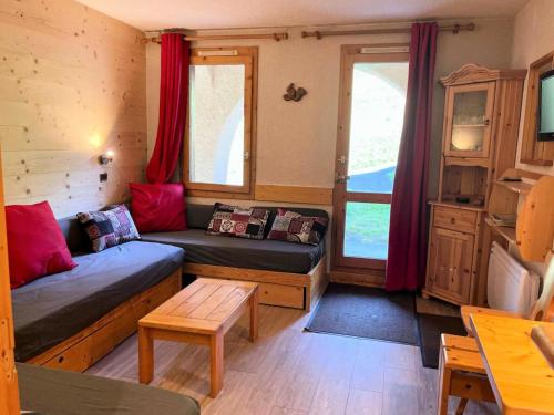 un salon avec un canapé et une table dans l'établissement Résidence Lauzes - Les Lauzes 12 - Beau 2 pièces au pied des pistes, classé 3 étoiles MAE-4874, à Valmorel
