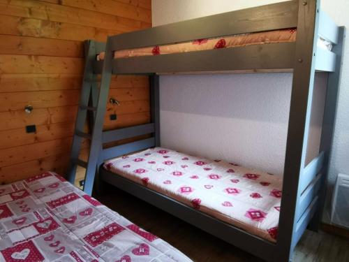 Ce lit superposé se trouve dans un dortoir doté de lits superposés. dans l'établissement Résidence Lauzes - Les Lauzes 48 - Joli 2 pièces, vue pistes, classé 3 étoiles MAE-4944, à Valmorel