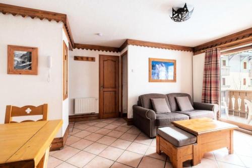 un salon avec un canapé et une table dans l'établissement Résidence La Ginabelle - maeva Home - Appartement 3 Pièces 6 Personnes - Prestige MAE-2304, à Chamonix-Mont-Blanc
