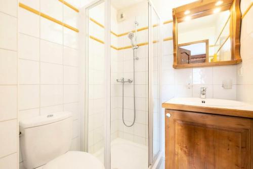 a bathroom with a shower and a toilet and a sink at Résidence La Ginabelle - maeva Home - Appartement 3 Pièces 6 Personnes - Prestige MAE-2304 in Chamonix-Mont-Blanc