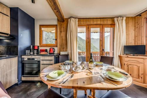- une cuisine avec une table en bois dans une chambre dans l'établissement Résidence Le Chardonnet - 2 Pièces pour 6 Personnes MAE-3321, à Champagny-en-Vanoise