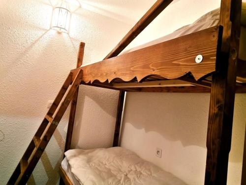 a bunk bed in a room with a ladder at Résidence Terrasse - La Terrasse 11 - Joli appartement, skis aux pieds MAE-5054 in Valmorel