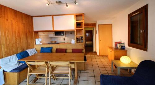 une cuisine et une salle à manger avec une table et des chaises dans l'établissement Résidence Le Centre - 2 Pièces pour 6 Personnes MAE-3305, à Champagny-en-Vanoise