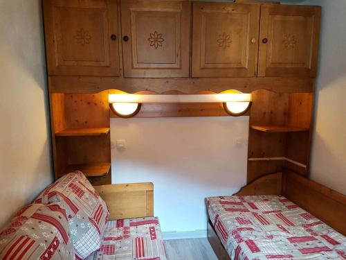 - une chambre avec un lit et des placards en bois dans l'établissement Résidence Athamante - L'Athamante 50- 2 pièces+mezzanine, intérieur cosy, classé 3 étoiles MAE-5514, à Valmorel