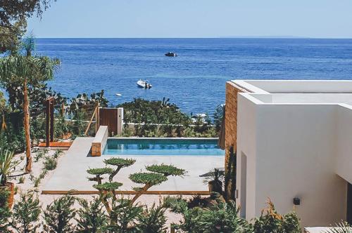 ein Haus mit einem Pool am Meer in der Unterkunft Can Albano - Santa Eulalia in Santa Eulària des Riu