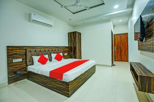 Un pat sau paturi într-o cameră la OYO Hotel Town House