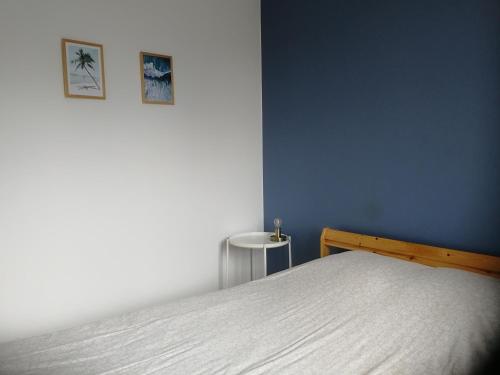 SegréにあるT2 lumineux - Segré hyper Centre - Wifi - Netflixのベッドルーム1室(ベッド1台付)が備わります。壁に2枚の写真が飾られています。