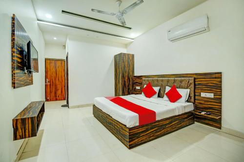 Un pat sau paturi într-o cameră la OYO Hotel Town House