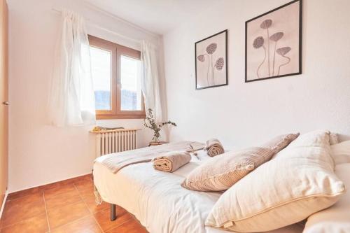 a white room with a couch and a window at Rincón de Anayet Entrada Autónoma Formigal in Formigal