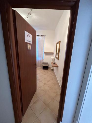 een hal met een deur naar een kamer bij ARCOBALENO 4 in Livorno