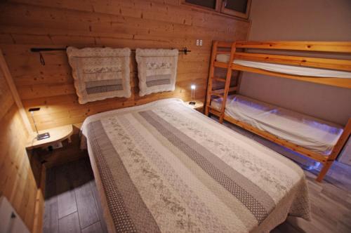 - une chambre avec 2 lits superposés dans une cabine dans l'établissement Résidence Le Seillon - 3 Pièces pour 6 Personnes MAE-3325, à Champagny-en-Vanoise