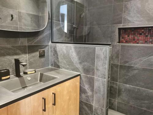 une salle de bain avec un lavabo et une douche dans l'établissement Résidence Souche - La Souche 1 - Magnifique appartement 4 pièces, proche rue piétonne MAE-5624, à Valmorel