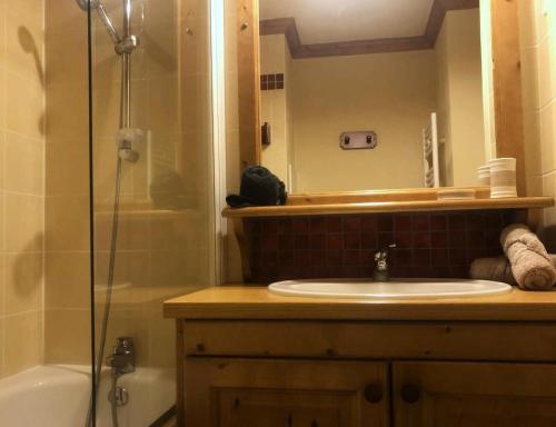 une salle de bain avec un lavabo et une douche dans l'établissement Résidence Valeriane - La Valériane 214 - Joli 3 pièces proche des pistes et du bourg MAE-5494, à Valmorel