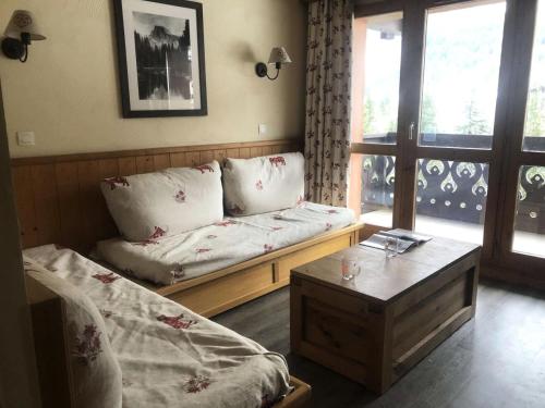 un salon avec un canapé et une table dans l'établissement Résidence Valeriane - La Valériane 214 - Joli 3 pièces proche des pistes et du bourg MAE-5494, à Valmorel