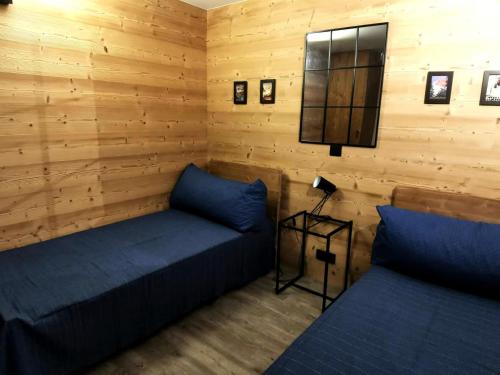 deux lits dans une chambre aux murs en bois dans l'établissement Résidence Souche - La Souche 1 - Magnifique appartement 4 pièces, proche rue piétonne MAE-5624, à Valmorel