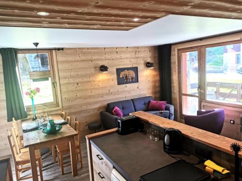 un salon avec un canapé et une table dans l'établissement Résidence Souche - La Souche 1 - Magnifique appartement 4 pièces, proche rue piétonne MAE-5624, à Valmorel