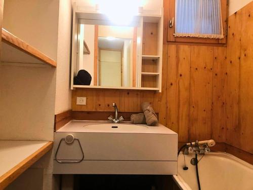 une salle de bain avec un lavabo, un miroir et une baignoire dans l'établissement Résidence Camarine - La Camarine 30 - Agréable 2 pièces, au pied des pistes MAE-5464, à Valmorel
