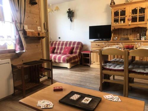un salon avec un canapé et une table dans l'établissement Résidence Buche - La bûche 4 - Studio divisible, douillet, classé 2 étoiles MAE-5724, à Valmorel