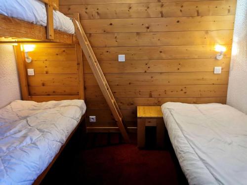 une chambre avec deux lits superposés et un bureau dans l'établissement Résidence Bourg Morel - Le Bourg-Morel 36/4 - Duplex rue piétonne MAE-5654, à Valmorel