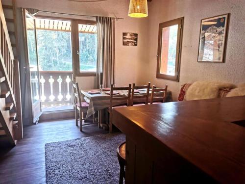 un salon avec une table et une salle à manger dans l'établissement Résidence Bourg Morel - Le Bourg-Morel 36/4 - Duplex rue piétonne MAE-5654, à Valmorel
