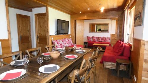 une salle à manger avec une longue table et des chaises dans l'établissement Résidence Terrasse - La Terrasse 1/2 - Joli appartement, spacieux, terrasse skis aux pieds MAE-5744, à Valmorel