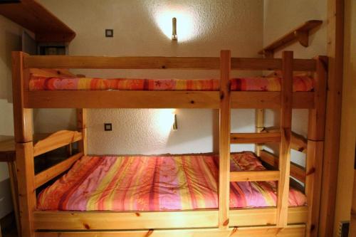 a couple of bunk beds in a room at Résidence Le Centre - 2 Pièces pour 5 Personnes MAE-3332 in Champagny-en-Vanoise