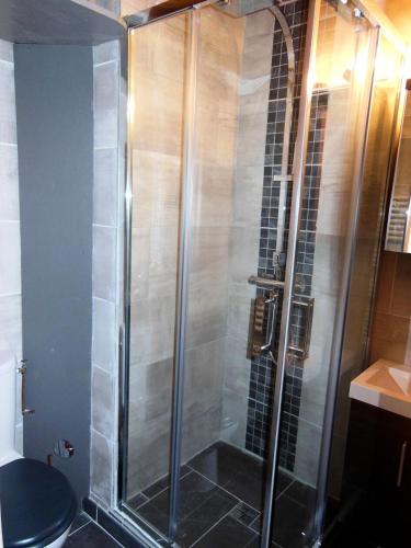 une douche avec une porte vitrée dans une salle de bain dans l'établissement Chalet Fleur De Neige - 2 Pièces pour 5 Personnes MAE-3334, à Champagny-en-Vanoise