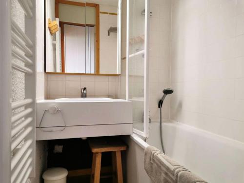 une salle de bain blanche avec un lavabo et un miroir dans l'établissement Résidence Orgentil - L'Orgentil 7 - Joli 2 pièces idéalement situé au pied des pistes MAE-8134, à Valmorel