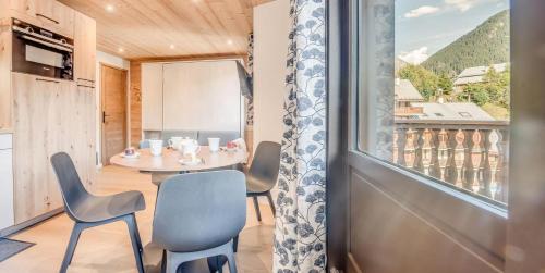 a dining room with a table and chairs and a window at Résidence Le Centre - 2 Pièces pour 4 Personnes MAE-3338 in Champagny-en-Vanoise