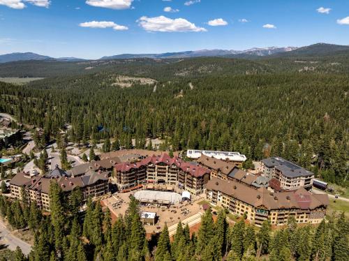 una vista aérea de un complejo con árboles en Northstar California Resort en Truckee