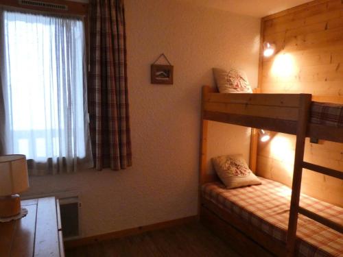une chambre avec deux lits superposés et une fenêtre dans l'établissement Résidence Pierrafort - Pierrafort 31 - Agréable 2 pièces au pied des pistes, classé 3 étoiles MAE-1944, à Valmorel