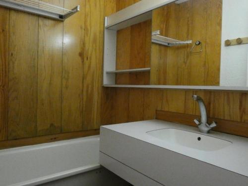une salle de bain avec un lavabo, un miroir et une baignoire dans l'établissement Résidence Pierrafort - Pierrafort 31 - Agréable 2 pièces au pied des pistes, classé 3 étoiles MAE-1944, à Valmorel
