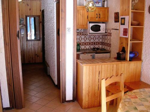 - une cuisine avec un comptoir et un four micro-ondes dans l'établissement Résidence Les PrimevÈres - Studio pour 4 Personnes MAE-3339, à Champagny-en-Vanoise