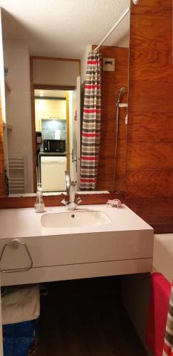 une salle de bain avec un lavabo et un miroir dans l'établissement Résidence Pierrer - Le Pierrer 51 - Studio divisible joliment rénové, classé 2 étoiles MAE-4044, à Valmorel