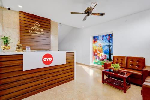 um lobby de uma loja de grupo om em OYO SAI GRAND LUXURY ROOMS em Tirupati