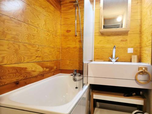 une salle de bain avec une baignoire blanche et un lavabo dans l'établissement Résidence Gollet - Le Gollet 47 - Douillet studio divisible, classé 2 étoiles MAE-1884, à Valmorel