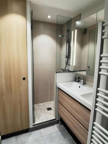 une salle de bain avec un lavabo et une douche dans l'établissement Résidence Athamante - L'Athamante 32 - Charmant 2 pièces, proche pistes et commerces. MAE-2384, à Valmorel