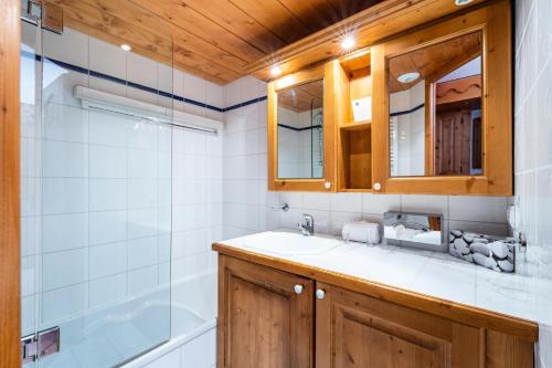 y baño con bañera, lavamanos y ducha. en Résidence Les Alpages de Reberty - maeva Home - Appartement 3 pièces 6 per 144 en Les Menuires