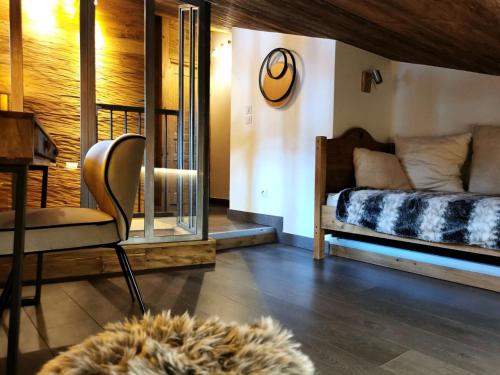 a bedroom with a bed and a desk and a chair at Résidence Terrasse - La Terrasse 36 - Magnifique appartement cocooning, vue splendide MAE-4914 in Valmorel