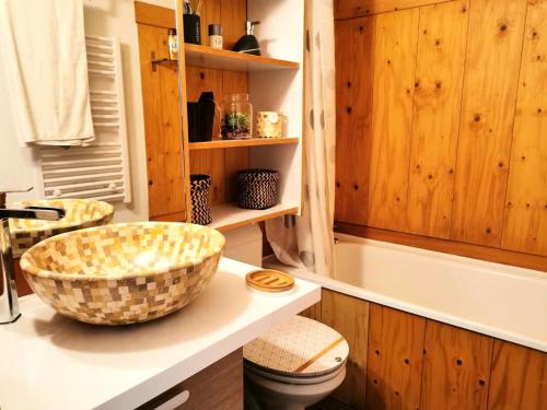 La salle de bains est pourvue d'un lavabo et d'une baignoire. dans l'établissement Résidence Cheval Blanc - Le Cheval Blanc B2 - Agréable 2 pièces, vue magnifique sur la vallée MAE-7324, à Valmorel