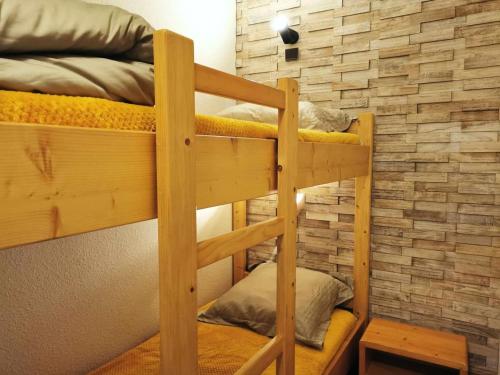 quelques lits superposés dans une chambre dans l'établissement Résidence Cheval Blanc - Le Cheval Blanc B2 - Agréable 2 pièces, vue magnifique sur la vallée MAE-7324, à Valmorel