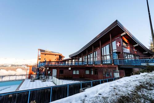 un grand bâtiment avec de la neige au sol dans l'établissement Résidences quartier Charmettoger - maeva Home - Appartement 2 pièces 5 personnes - Sélection MAE-6324, à Arc 1800