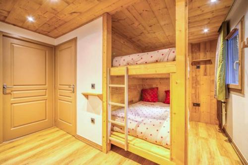 - une chambre avec lits superposés dans une petite maison dans l'établissement Résidence Valeriane - La Valériane 3 - Studio proche de la rue piétonne et piste de luge MAE-8154, à Valmorel