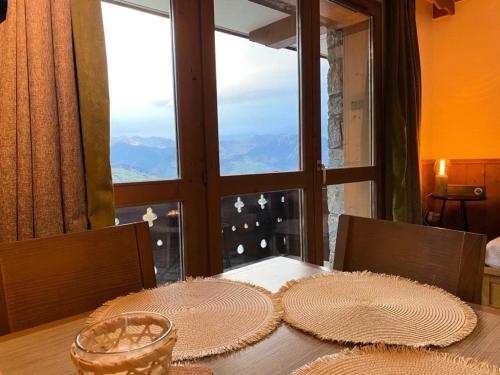 une table avec deux plaques et une fenêtre dans l'établissement Résidence Valeriane - La Valériane 3 - Studio proche de la rue piétonne et piste de luge MAE-8154, à Valmorel